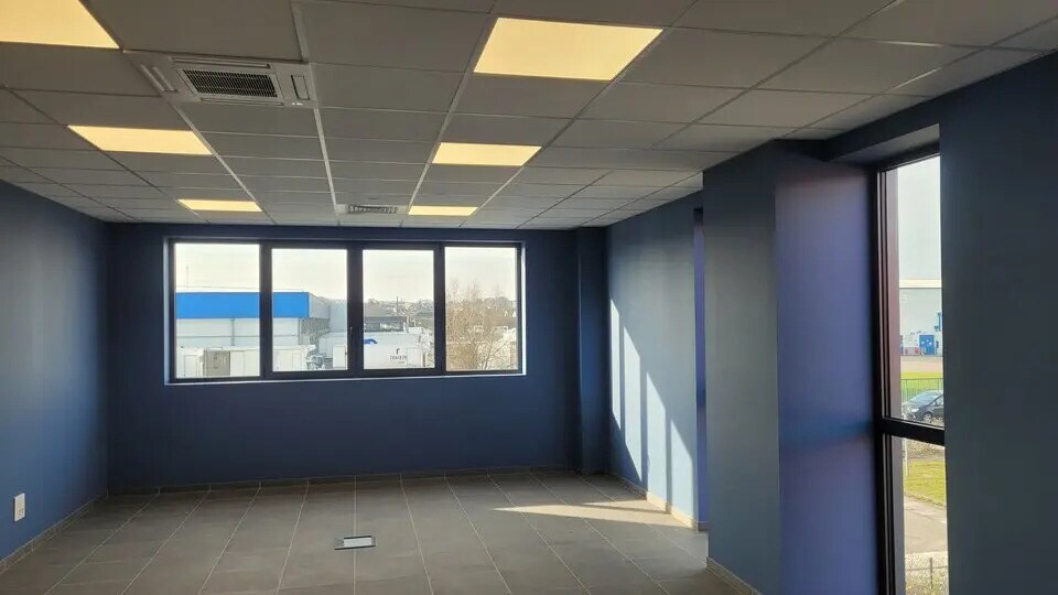 Local d’activités dans Saint-Étienne-du-Rouvray à louer - Photo de l’immeuble – Image 3 sur 13