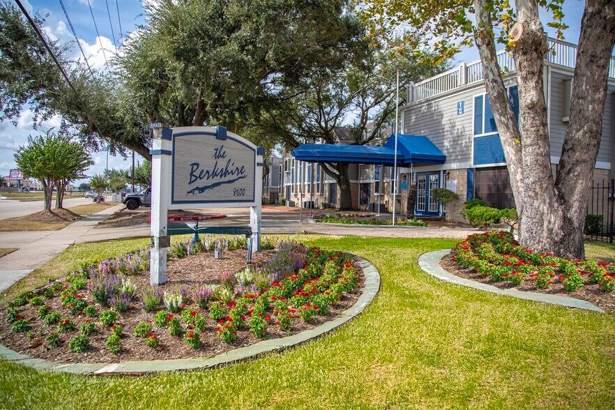 8600 Theta St, Houston, TX à vendre - Photo de l’immeuble – Image 2 sur 39