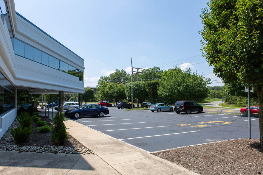745 Hope Rd, Eatontown, NJ à louer - Photo de l’immeuble – Image 2 sur 14