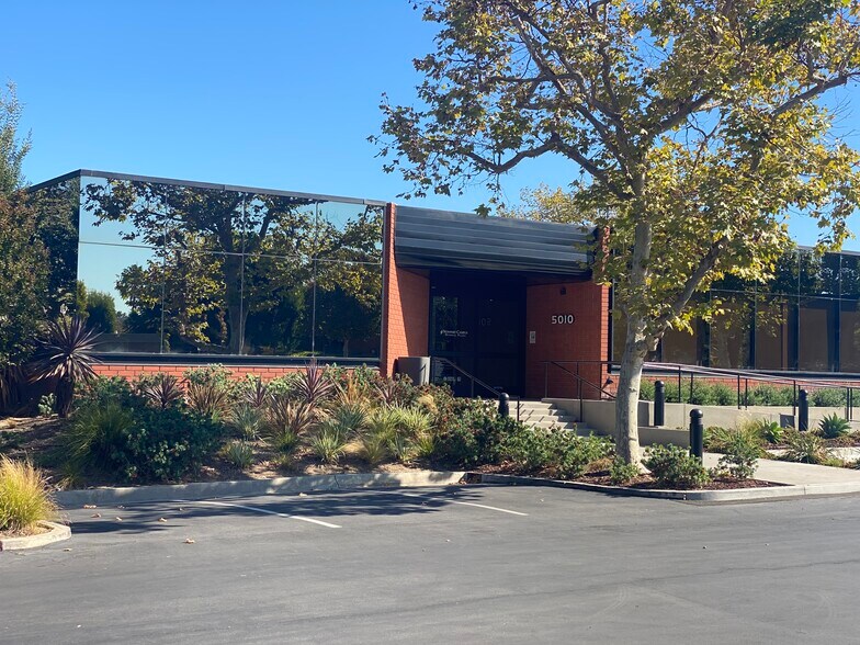 5010 Campus Dr, Newport Beach, CA à louer - Photo de l’immeuble – Image 2 sur 4