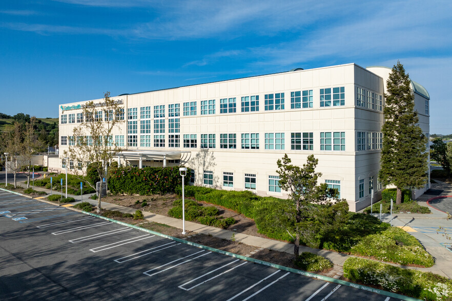 165 Rowland Way, Novato, CA à louer - Photo de l’immeuble – Image 2 sur 5