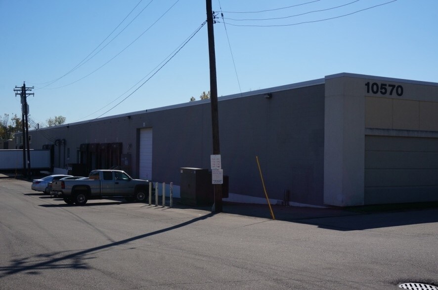 10570 Chester Rd, Cincinnati, OH à louer - Photo de l’immeuble – Image 2 sur 4