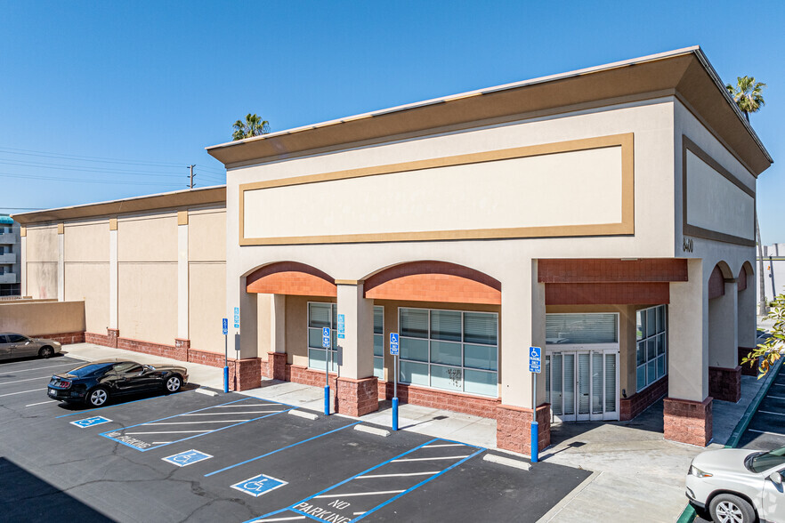 8400 Firestone Blvd, Downey, CA à louer - Photo de l’immeuble – Image 1 sur 16