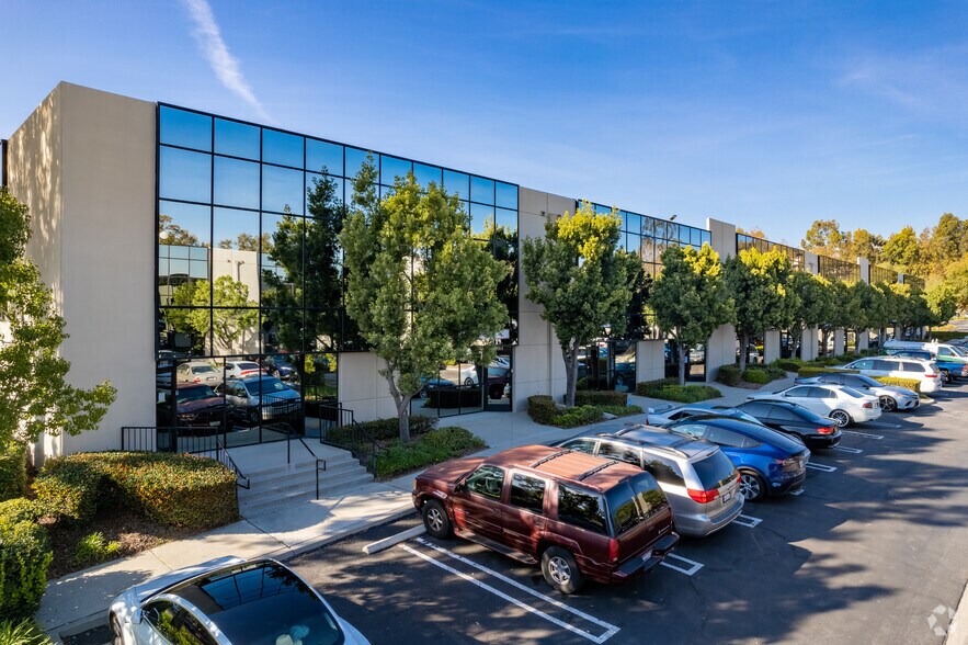 2550 E Corporate Pl, Monterey Park, CA à louer - Photo de l’immeuble – Image 2 sur 7