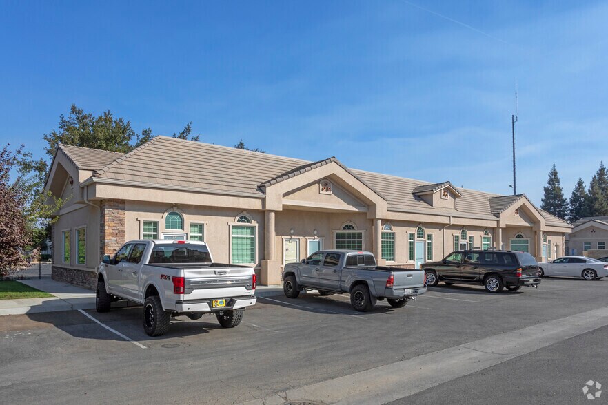 1575 Shaw Ave, Clovis, CA à louer - Photo de l’immeuble – Image 2 sur 2
