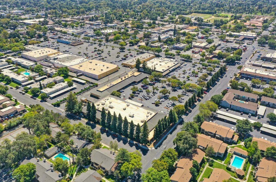 80 W Court St, Woodland, CA à louer - Photo de l’immeuble – Image 2 sur 6