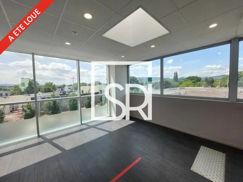 Bureau dans Clermont-Ferrand à louer - Photo principale – Image 1 sur 18