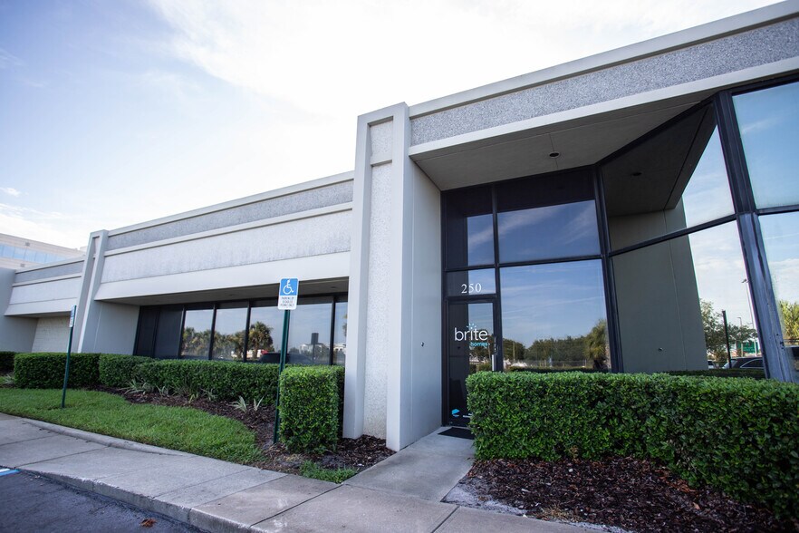 6751 Forum Dr, Orlando, FL à louer - Photo de l’immeuble – Image 2 sur 10