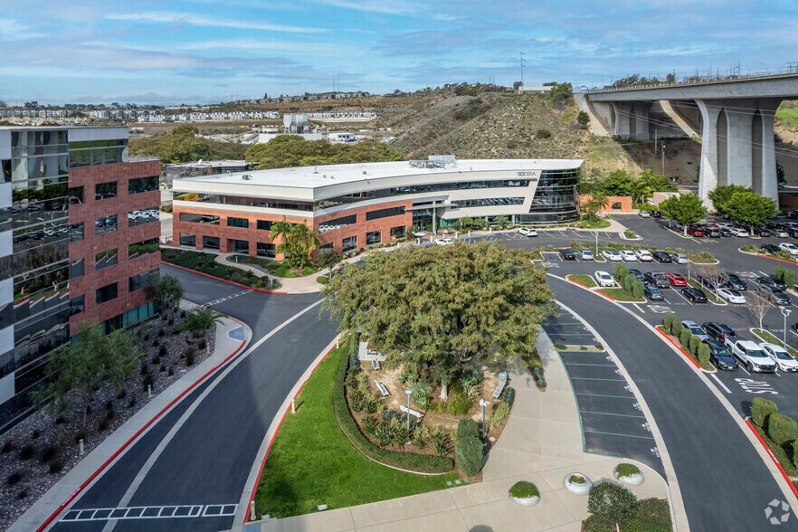 2275 Rio Bonito Way, San Diego, CA à louer - Photo de l’immeuble – Image 3 sur 11