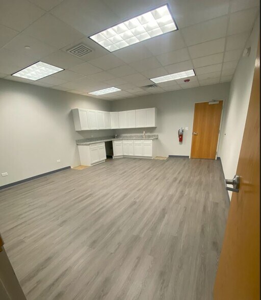621 Busse Rd, Bensenville, IL à louer - Photo intérieure – Image 2 sur 15