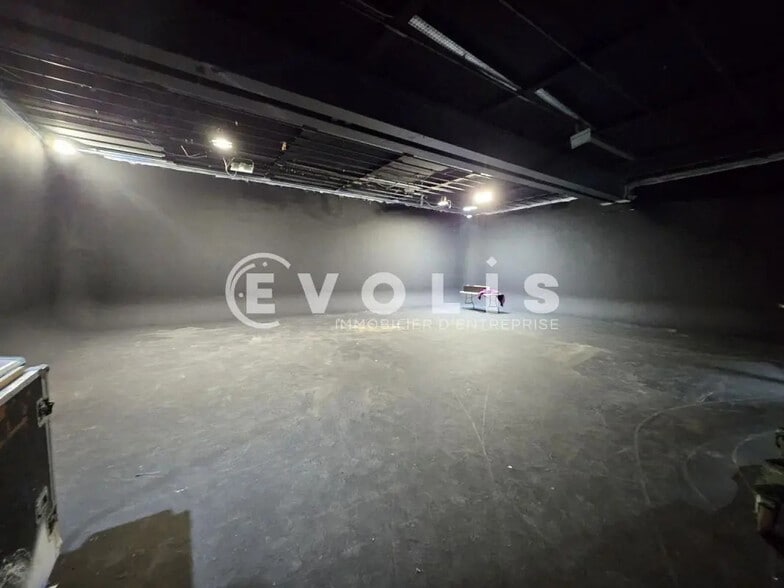 Local d'activités dans Ivry-sur-Seine à vendre - Photo de l’immeuble – Image 2 sur 25