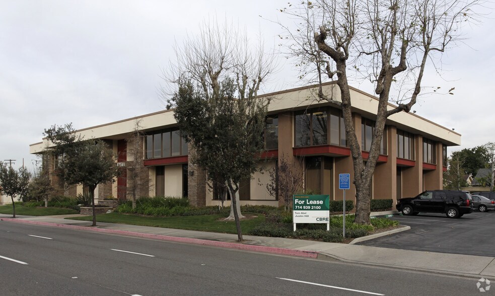17581 Irvine Blvd, Tustin, CA à louer - Photo de l’immeuble – Image 1 sur 6