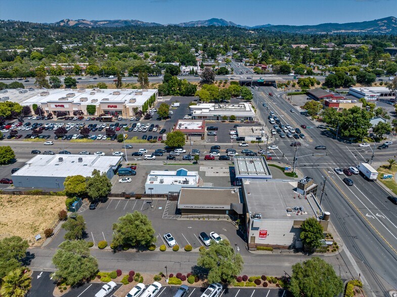 1125 W Steele Ln, Santa Rosa, CA à louer - Photo de l’immeuble – Image 2 sur 42