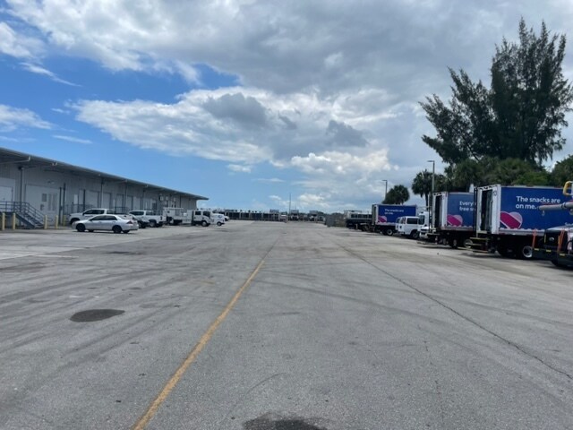 1800 SW 34th St, Fort Lauderdale, FL à louer - Photo de l’immeuble – Image 3 sur 10