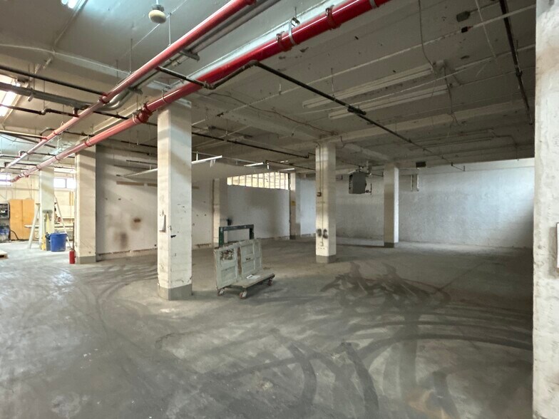 1306 43rd Ave, Long Island City, NY à louer - Photo de l’immeuble – Image 3 sur 7