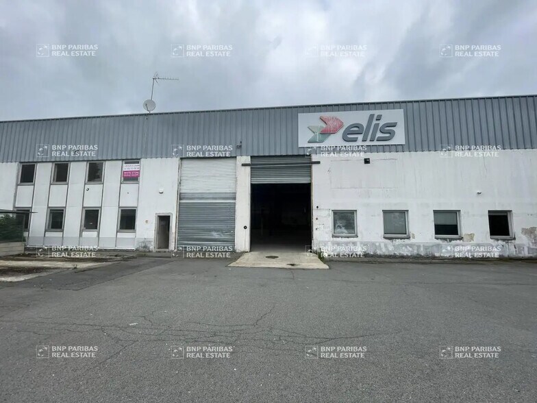 Local d’activités dans Plaisir à louer - Photo de l’immeuble – Image 2 sur 15