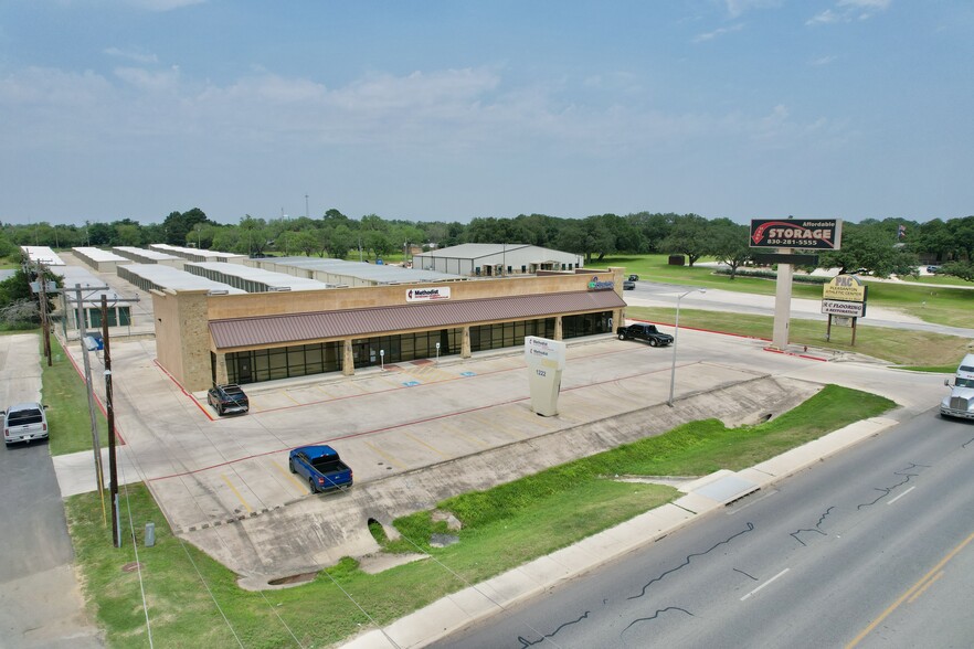 1222 W Oaklawn Rd, Pleasanton, TX à louer - Photo de l’immeuble – Image 2 sur 4
