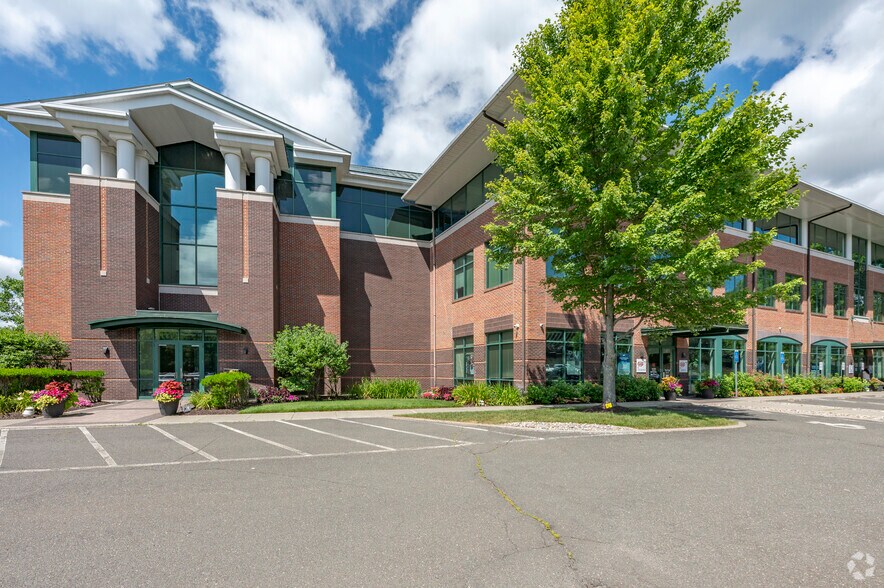 93 Lake Ave, Danbury, CT à louer - Photo de l’immeuble – Image 3 sur 33