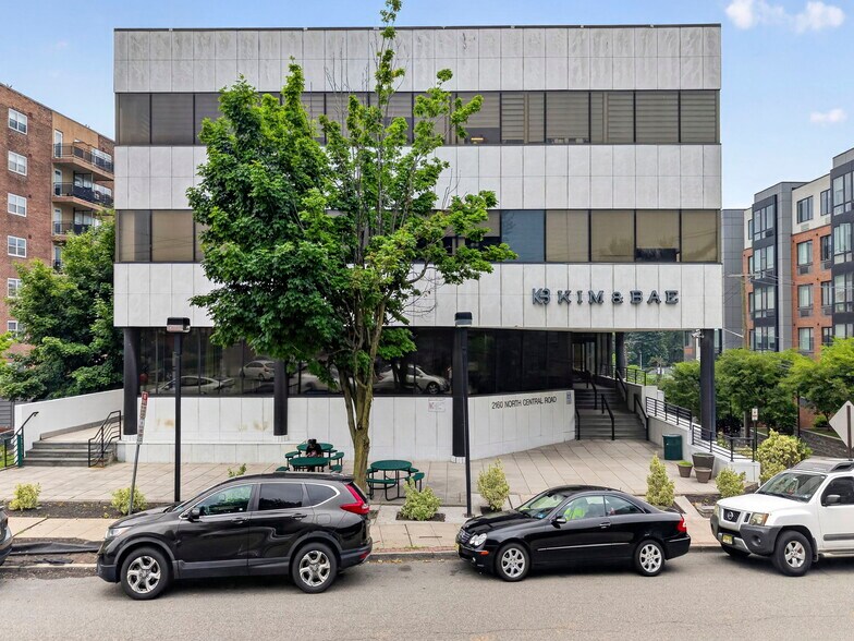 2160 N Central Rd, Fort Lee, NJ à louer - Photo de l’immeuble – Image 1 sur 31