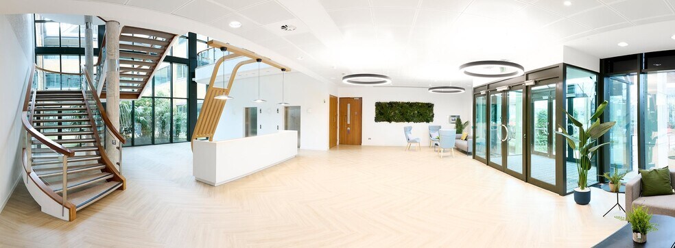 Manor Royal, Crawley à louer - Photo de l’immeuble – Image 2 sur 10