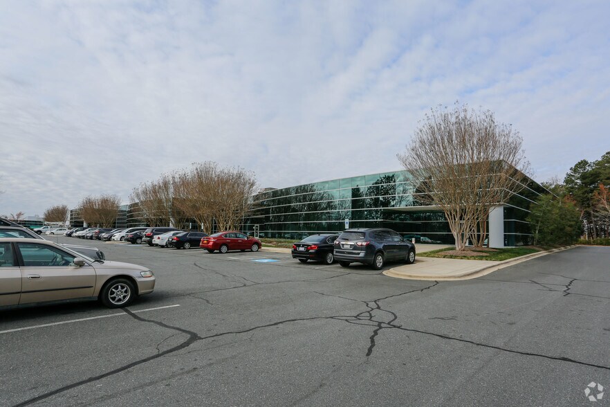 701 Forest Point Cir, Charlotte, NC à louer - Photo principale – Image 1 sur 4