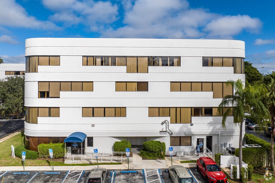 9050 Pines Blvd, Pembroke Pines, FL à louer - Photo de l’immeuble – Image 3 sur 37