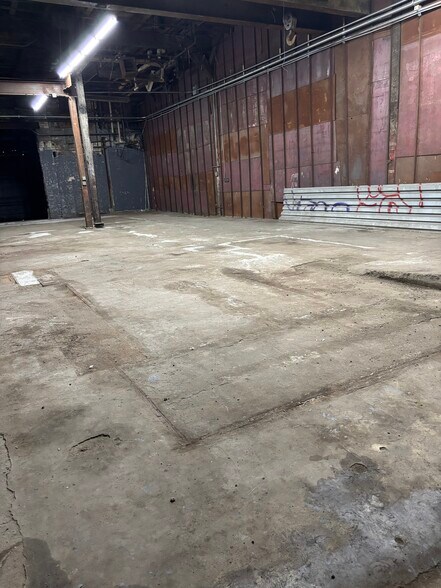 220 Stewart Ave, Brooklyn, NY à louer - Photo de l’immeuble – Image 1 sur 11