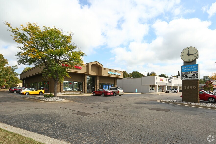 2660 E Grand River Ave, East Lansing, MI à louer - Photo de l’immeuble – Image 3 sur 3