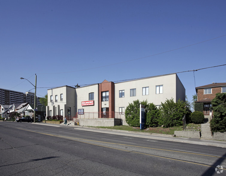 521-523 Victoria Park Ave, Toronto, ON à louer - Photo de l’immeuble – Image 2 sur 2