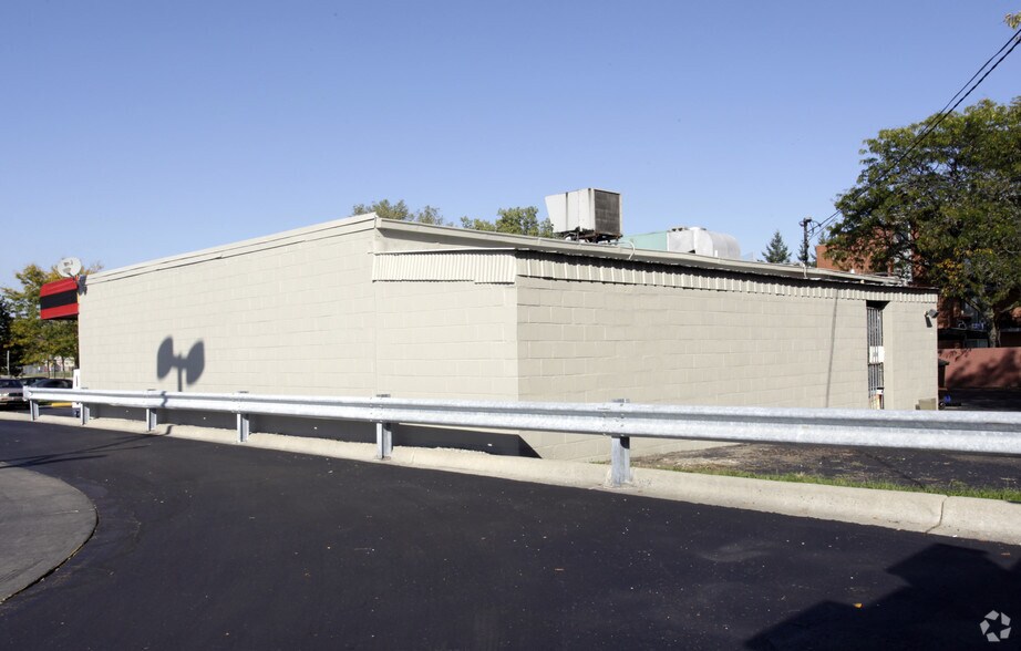 3115 W 13 Mile Rd, Royal Oak, MI à vendre - Photo de l’immeuble – Image 2 sur 22