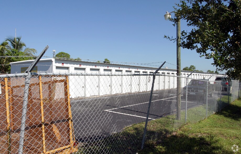 3527 Radio Rd, Naples, FL à louer - Photo de l’immeuble – Image 3 sur 6