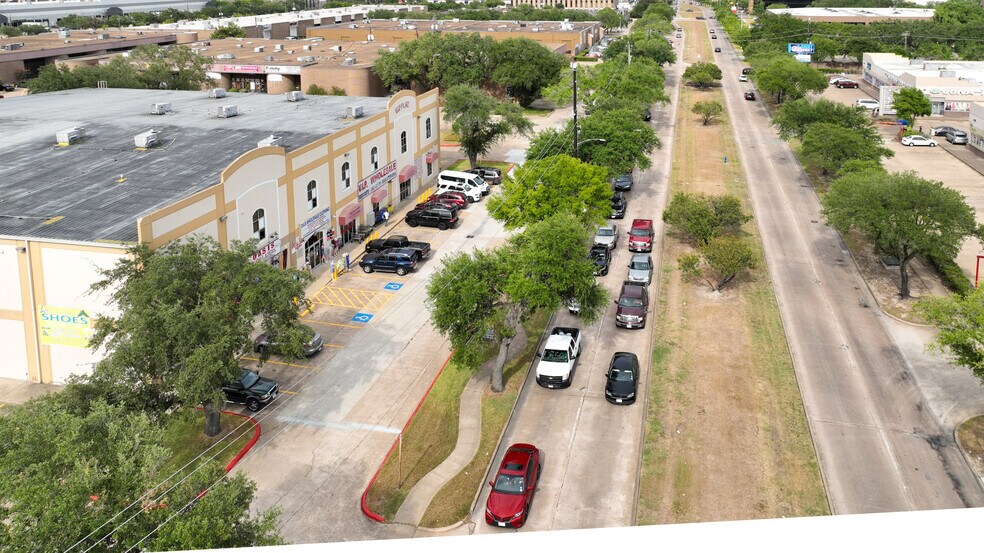 7598 Harwin Dr, Houston, TX à louer - Photo de l’immeuble – Image 3 sur 13