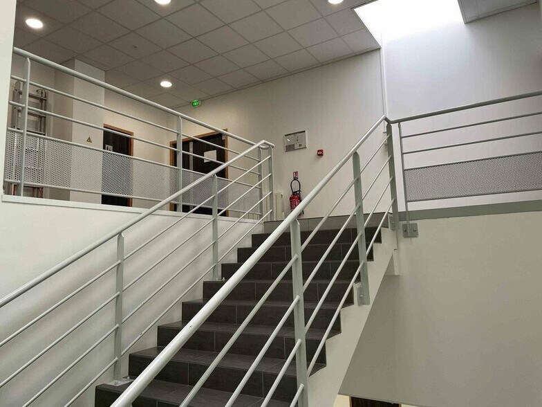 Bureau dans Saint-Priest à louer - Photo de l’immeuble – Image 2 sur 12