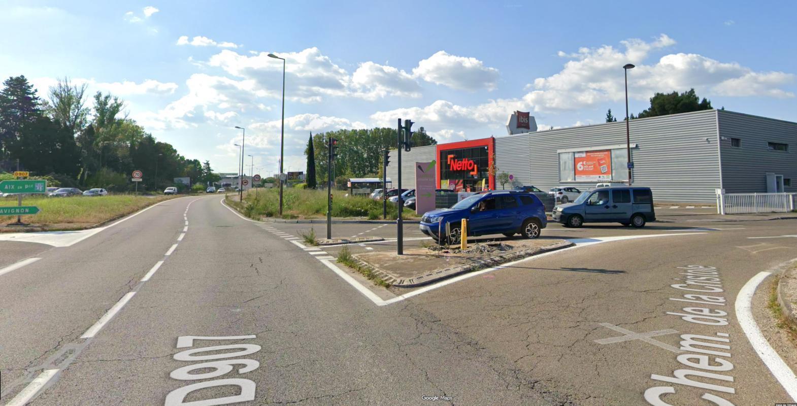 Local commercial dans Avignon à louer Photo de l’immeuble– Image 1 sur 2