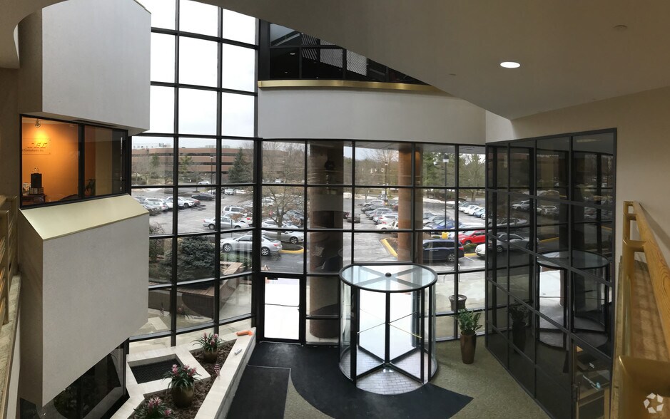 250 Old Wilson Bridge Rd, Worthington, OH à louer - Hall d’entrée – Image 3 sur 8