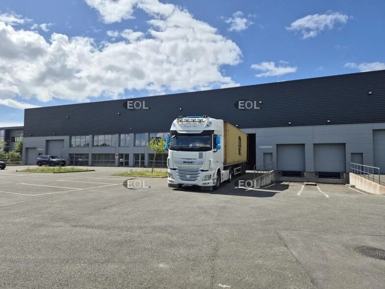 1 Allée Des Frères Montgolfier, Noyal-Châtillon-sur-Seiche à louer - Photo de l’immeuble – Image 1 sur 4