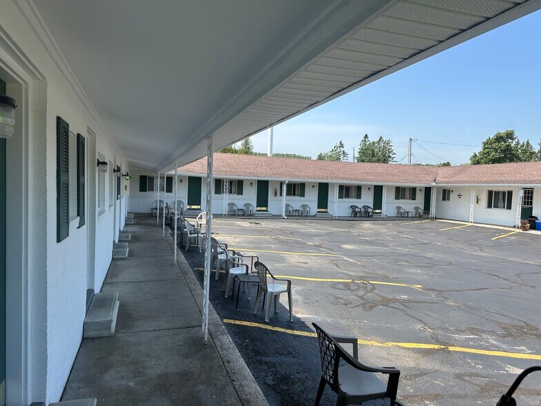 2040 I-75 Business Loop, Saint Ignace, MI à vendre - Photo de l’immeuble – Image 2 sur 16