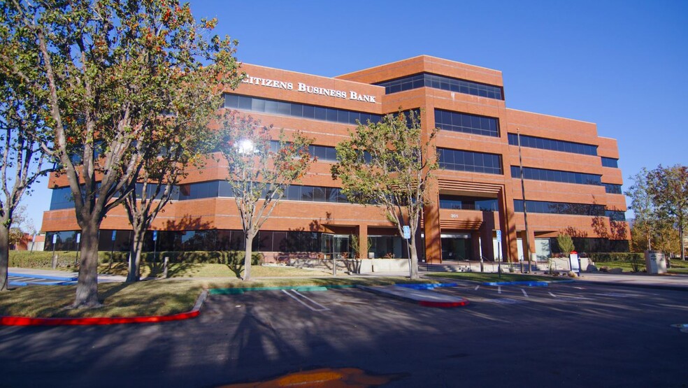 301 E Vanderbilt Way, San Bernardino, CA à louer - Photo de l’immeuble – Image 1 sur 10