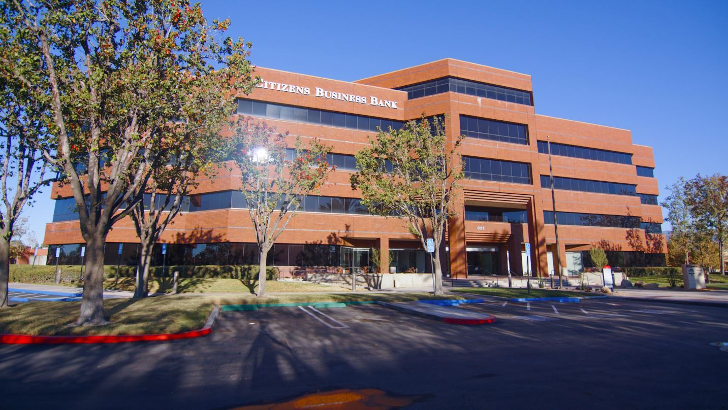 301 E Vanderbilt Way, San Bernardino, CA à louer Photo de l’immeuble– Image 1 sur 11