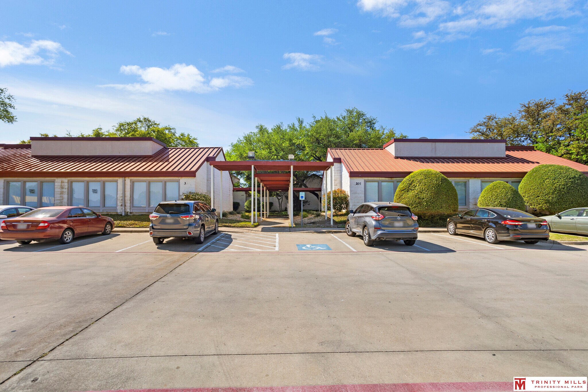 2761 E Trinity Mills Rd, Carrollton, TX à louer Photo principale– Image 1 sur 28