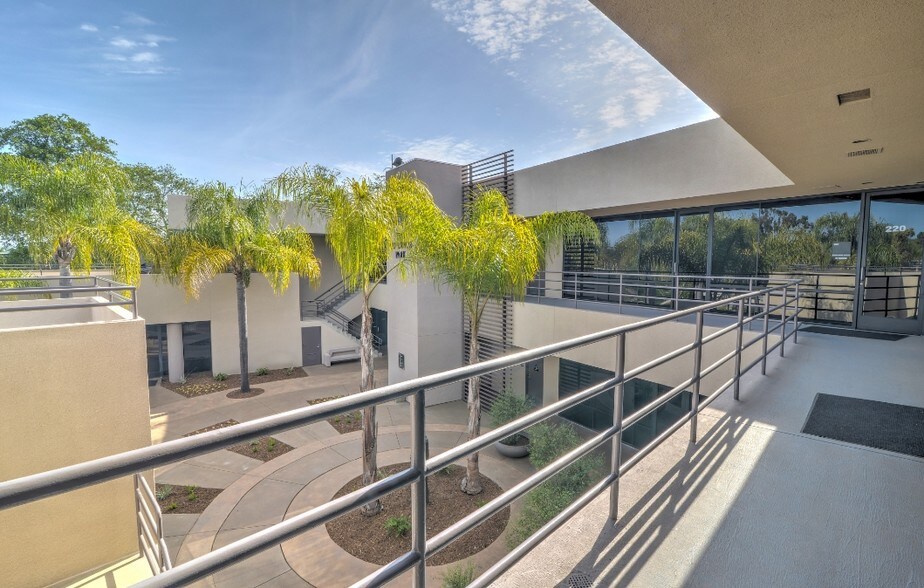 6310 Greenwich Dr, San Diego, CA à louer - Photo de l’immeuble – Image 3 sur 8