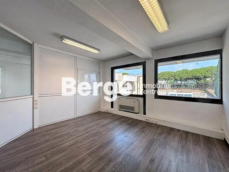 Bureau dans Saint-Laurent-du-Var à louer - Photo de l’immeuble – Image 2 sur 8