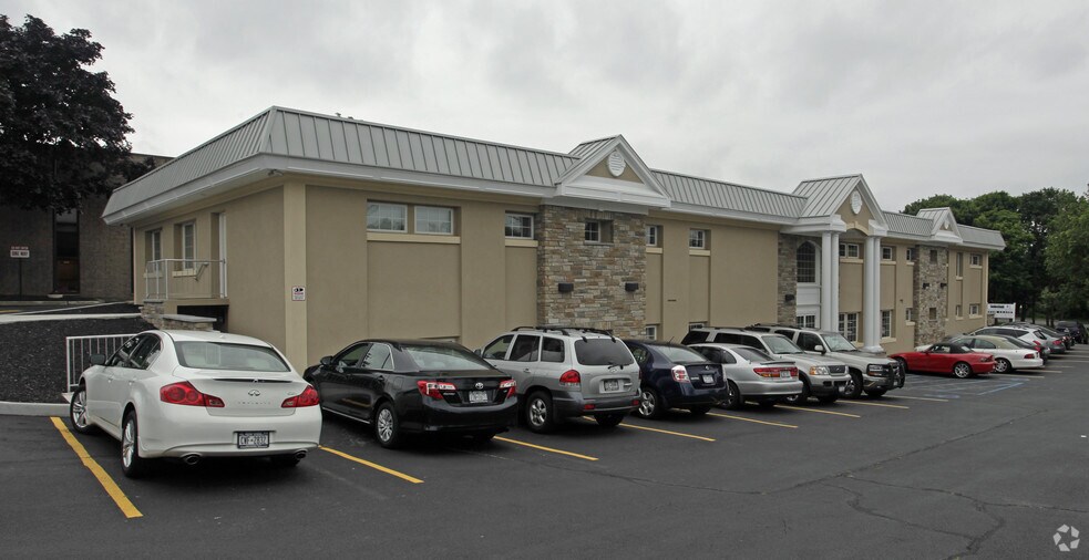 251 Oakland Ave, Port Jefferson, NY à louer - Photo principale – Image 1 sur 61