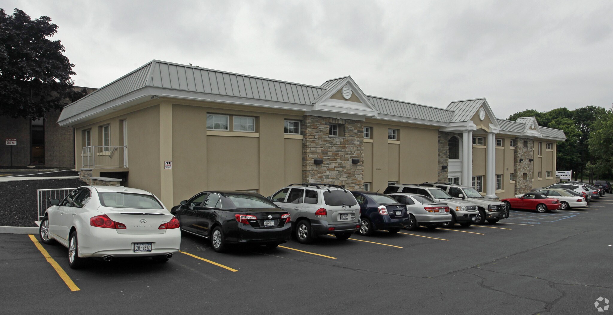 251 Oakland Ave, Port Jefferson, NY à louer Photo principale– Image 1 sur 62