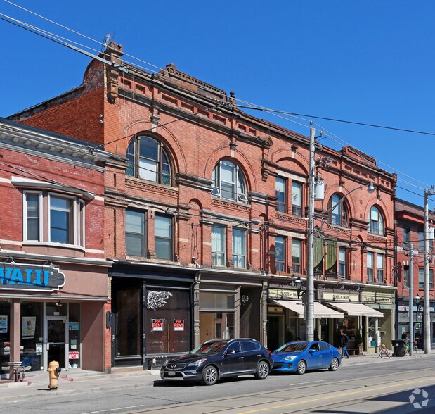 242-250 Carlton St, Toronto, ON à louer - Photo de l’immeuble – Image 2 sur 2
