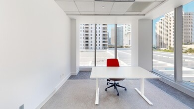 501 Brickell Key Dr, Miami, FL à louer Photo de l’immeuble– Image 2 sur 4