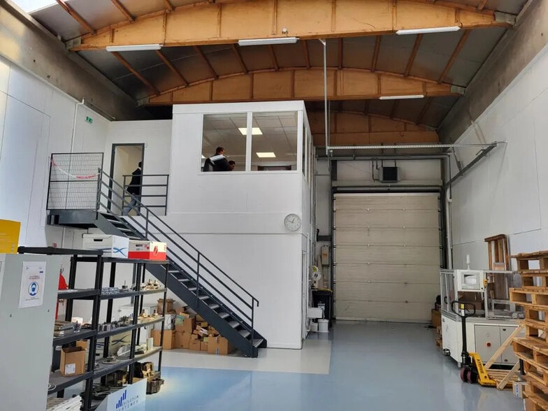 11 13 Chemin De L'Industrie, Dardilly à louer - Photo intérieure – Image 2 sur 5