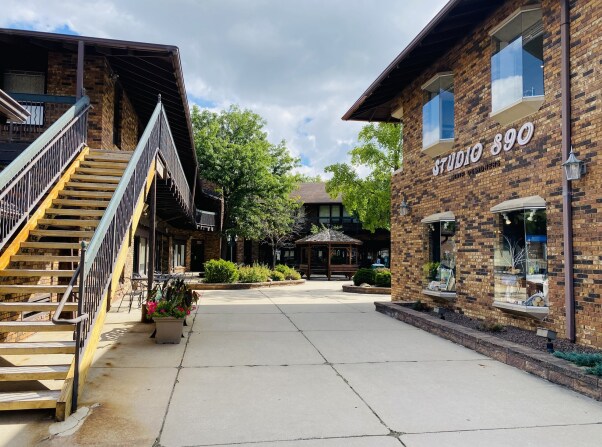 890 Elm Grove Rd, Elm Grove, WI à louer - Photo de l’immeuble – Image 2 sur 5