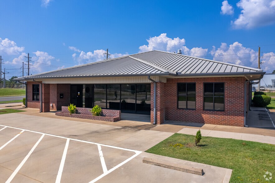 851 W Harrison Rd, Longview, TX à vendre - Photo principale – Image 1 sur 25