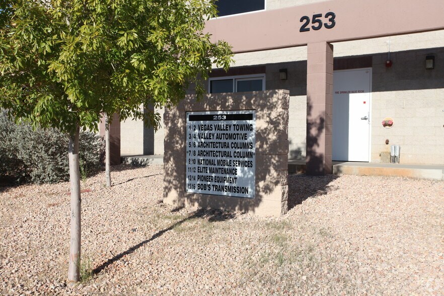 253 Elliott Rd, Henderson, NV à vendre - Photo de l’immeuble – Image 3 sur 6